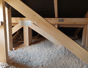 Zateplení stropu dřevostavby rodinného domu pomocí foukané izolace